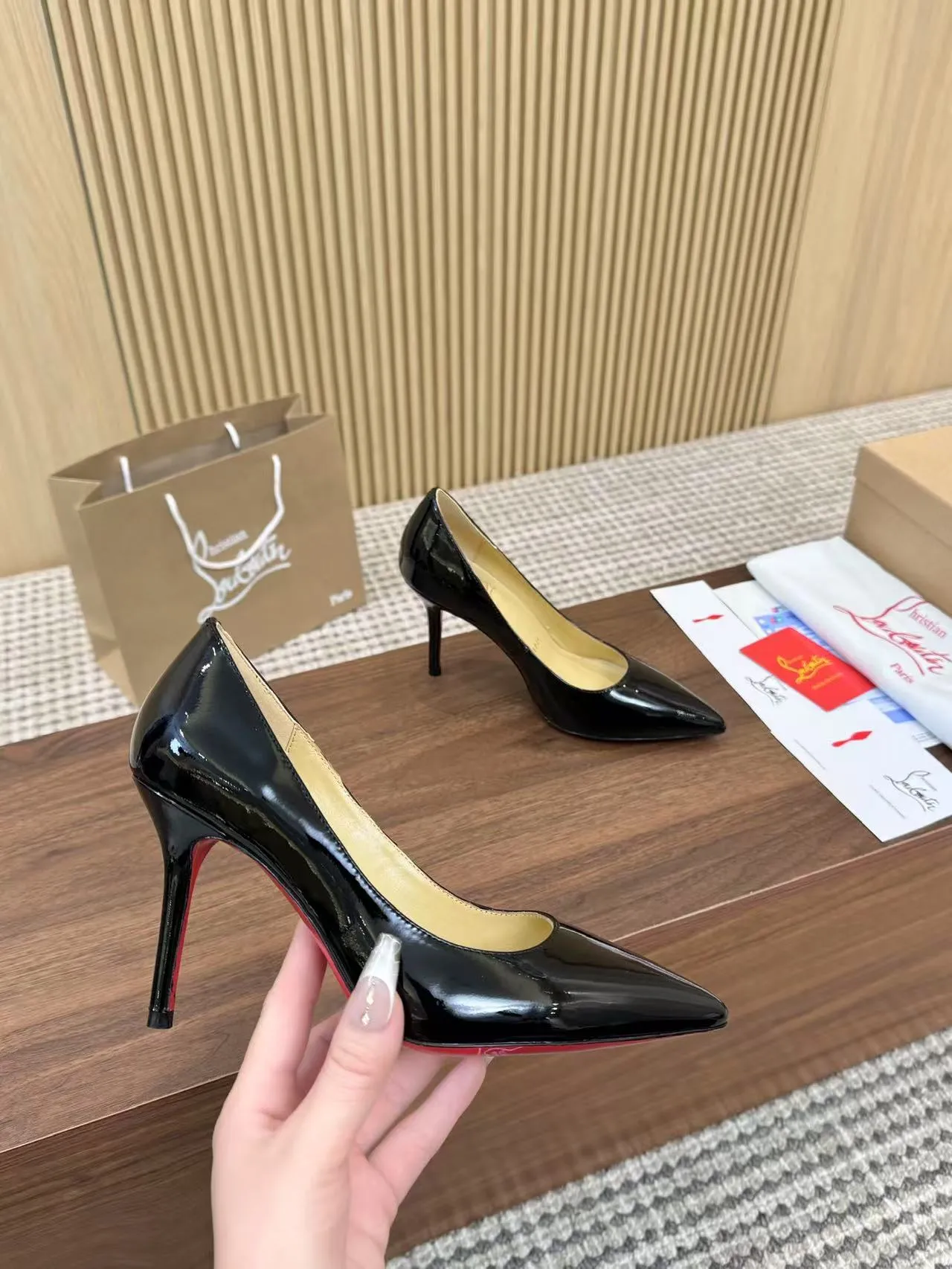 👟👟Ex-factory price 440👟👟 Genuine leather sole +40 Year-round shipment💝Christian Louboutin CL👠 Classic "💎Cow Patent Leather💎Series" noble and luxurious, real blingbling✨ Real materials, all customized by the pattern maker, and the materials are made of original customized materials, achieving the taste of the original 6 color options💍 Upper: imported 👉cow patent leather💪 lining: sheepskin foot pad/lining code number: 34-40.41.42 heel height: two options: 10.5cm and 8.5cm